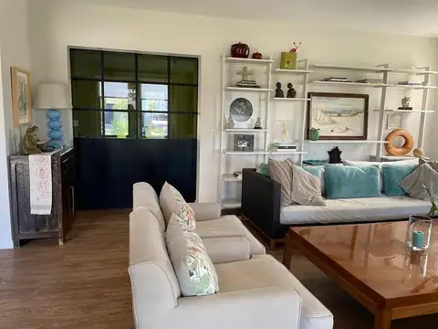 Hermosa casa de 961m2, con vista a la laguna. Barrio Laguna del Sol.