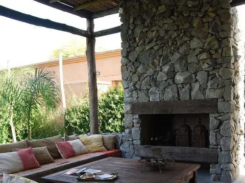 Hermosa casa de 961m2, con vista a la laguna. Barrio Laguna del Sol.