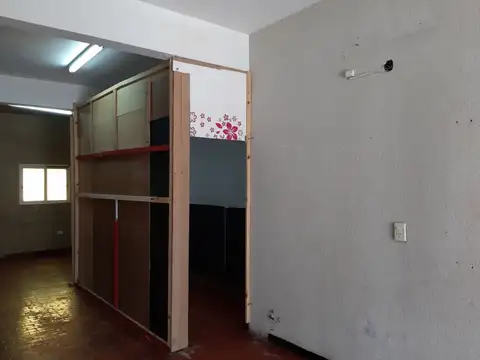 Local comercial de 55m² cubiertos y 40m² descubiertos a 30 metros de Avenida