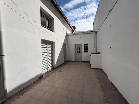 Departamento pasillo 2 dormitorios con patio