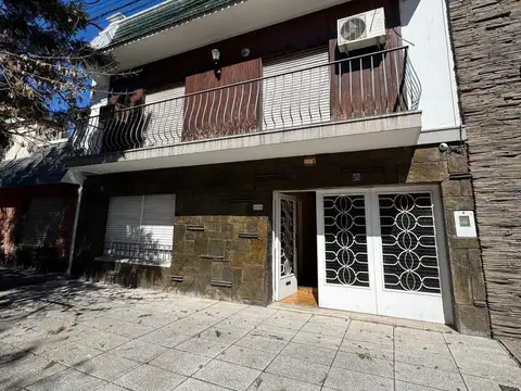 Casa en venta a metros de Bv. Pellegrini. 3 Dormitorios + Cochera