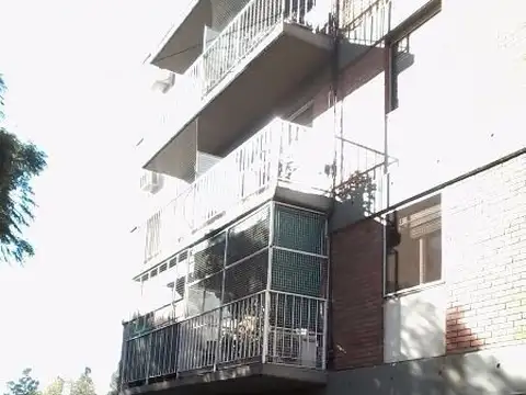 AMPLIO 2 AMB. CONTRA FRENTE - BALCON, EXCELENTE VISTA. RECIEN PINTADO
