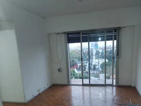 AMPLIO 2 AMB. CONTRA FRENTE - BALCON, EXCELENTE VISTA. RECIEN PINTADO