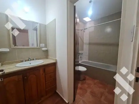 Casa en Alquiler con 1 cochera