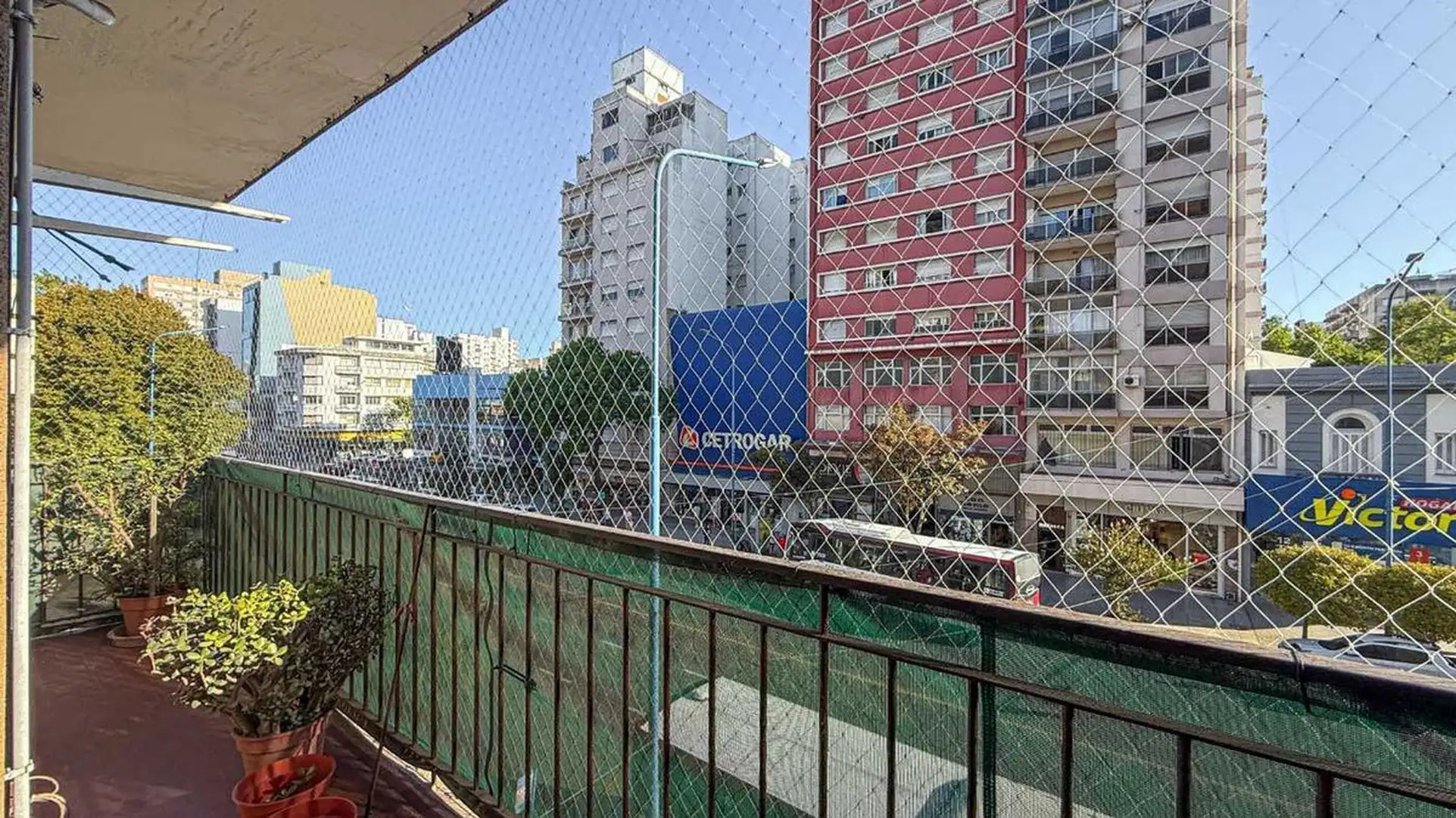 Departamento 3 amb con dependencia, balcón y cochera cubierta