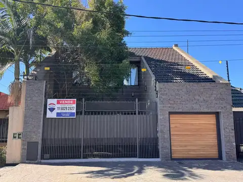 IMPONENTE CASA 4 AMB APTO CREDITO PATIO Y COCHERA