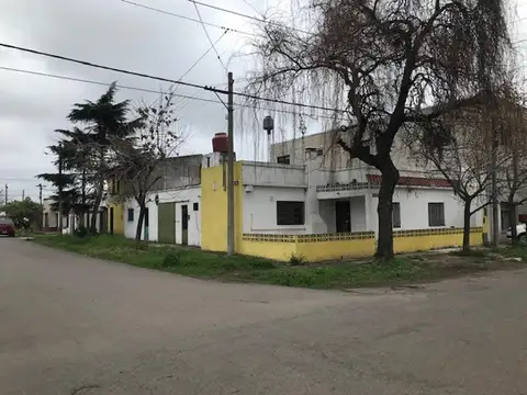 Casa a reciclar 2 dormitoriso patio lote de 204 mts