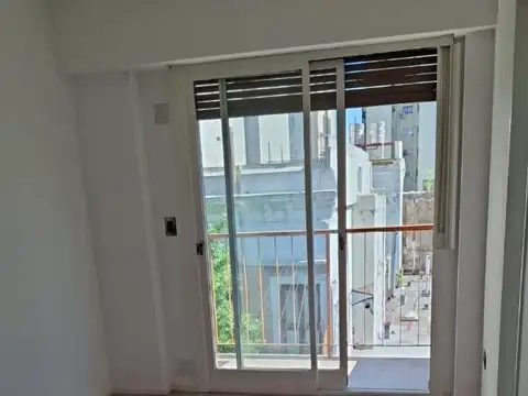 2 Ambientes al Frente con Balcón