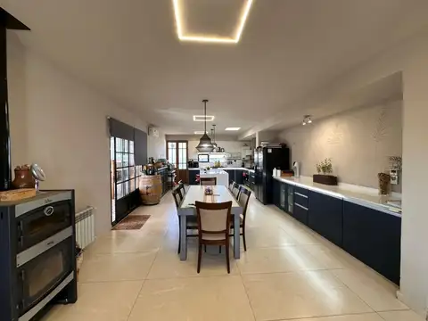 Casa 4 ambientes con 2 baños