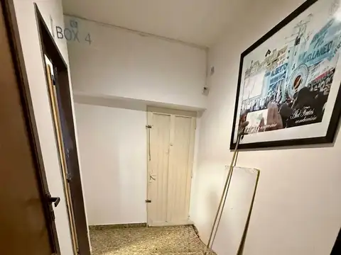 Oficina 12 ambientes con 5 baños