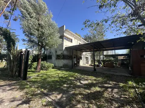 Casa en venta en Barrio Las Banderitas, City Bell – 447 bis entre 155 bis y 156 – Apta crédito – 2 d