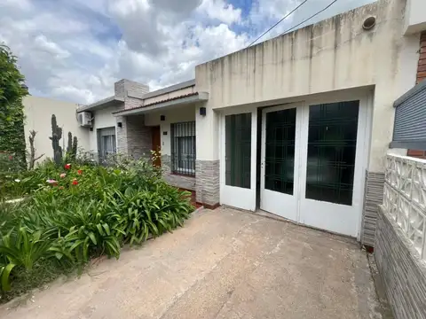 Casa 7 ambientes con 2 baños