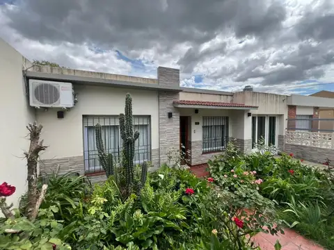 Se vende casa 2 dorm - Zona Esc. Dante Alighieri