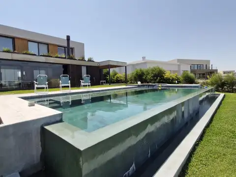 Alquiler amoblado Casa de 5 Amb a la Lag con Muelle Propio, Piscina Inf. Jacuzzi y Quincho Vidriado