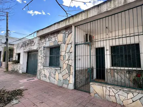 Casa con garaje y gran terreno — ideal refacción