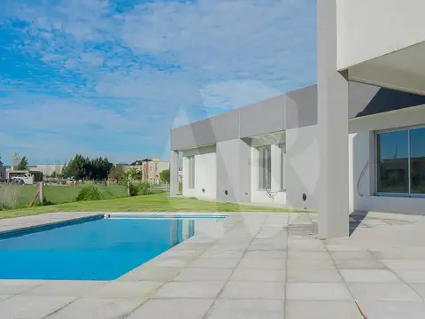 Casa en Venta con 2 cocheras