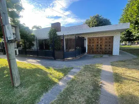 Casa en Venta de 4 Ambientes en esquina Acha, Quilmes