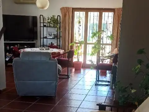 4 Dorm. Casa esquina c/PILETA - APTO CRÉDITO BANCOR