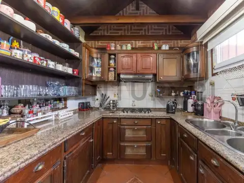 VENTA CASA 5 AMBIENTES CON QUINCHO PARQUE Y PILETA EN VILLA BALLESTER