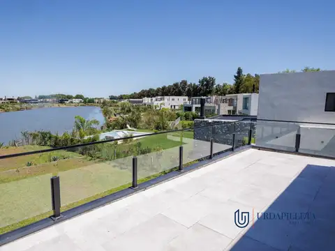 Casa en venta en Pilará sobre la laguna - La Calesa- Pilar