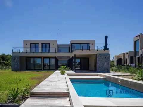 Casa en Venta con 2 cocheras