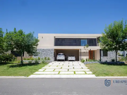 Casa en venta en Pilará sobre la laguna - La Calesa- Pilar