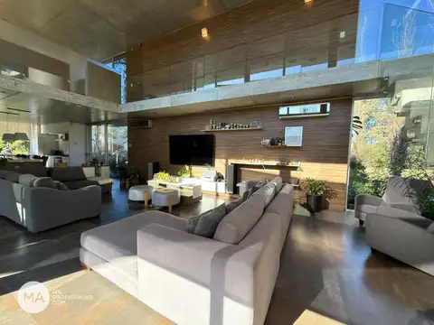 Casa 7 ambientes con 5 baños