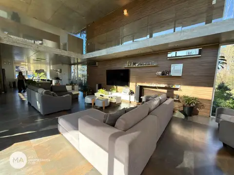 Casa en Venta con 5 cocheras