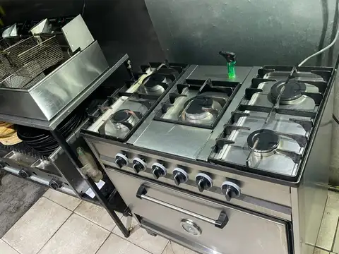 FONDO DE COMERCIO DE RESTÓ FRENTE A PLAZA SAN MARTÍN EN BERAZATEGUI