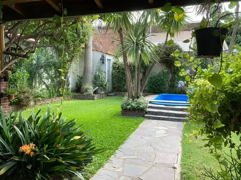 Chalet en venta de 5 ambientes con cochera en Banfield