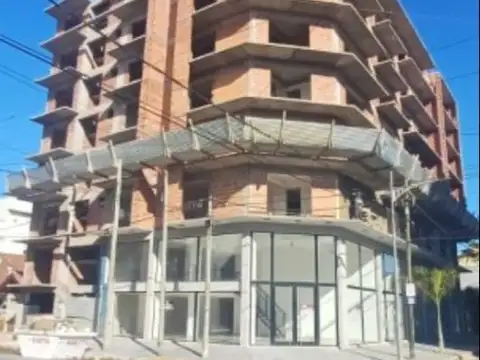 EXCELENTE LOCAL SOBRE CHIOZZA CON ENTREPISO !!