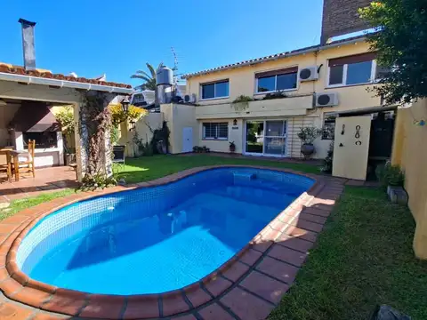Venta Casa-6 Ambientes- Apto Credito-Jardín-Pileta-Quincho-Garaje cubierto