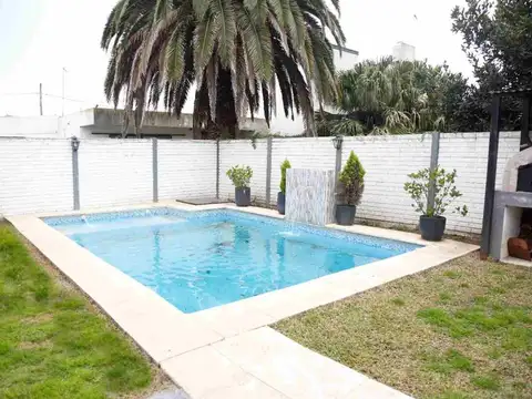 Casa 3 dormitorios en Venta, Los Hornos con Pileta