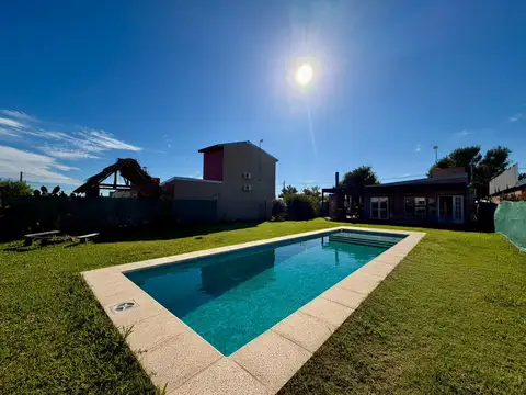 Casa amoblada en alquiler con piscina en Punta Chacra Roldán