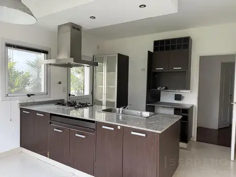Casa 5 ambientes con 3 baños