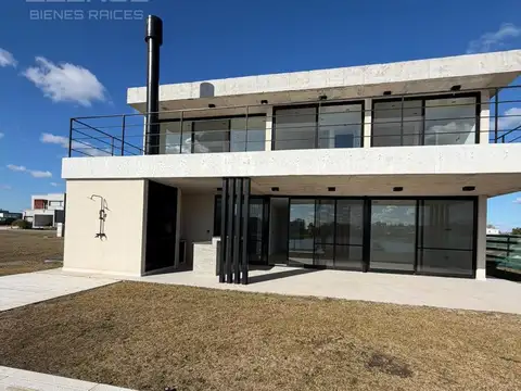 Casa en Venta con 4 cocheras
