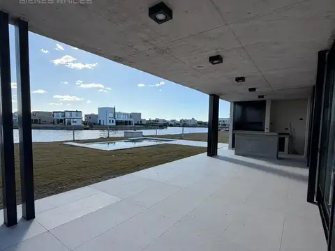 Casa 5 ambientes con 3 baños