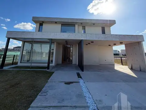 Casa 5 ambientes con pileta y lote fondo lago en venta a estrenar- Barrio Privado Magallanes Hudson