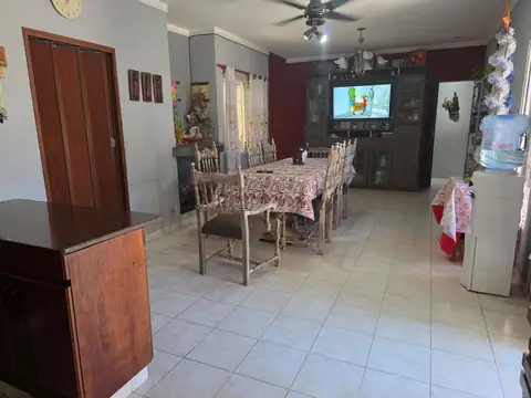 Casa 7 ambientes con 2 baños