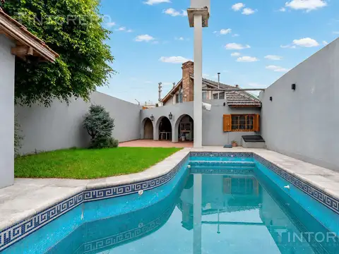 VENTA CASA 5 AMBIENTES CON COCHERA, JARDÍN Y PILETA EN VILLA MADERO