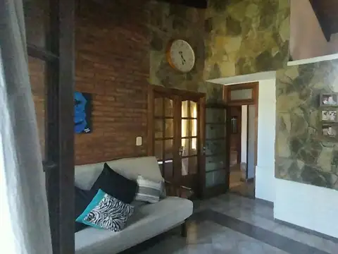 Casa 5 ambientes con 1 baño