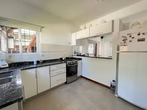 Venta - Casa de tres dormitorios, pileta y cocheras, Funes