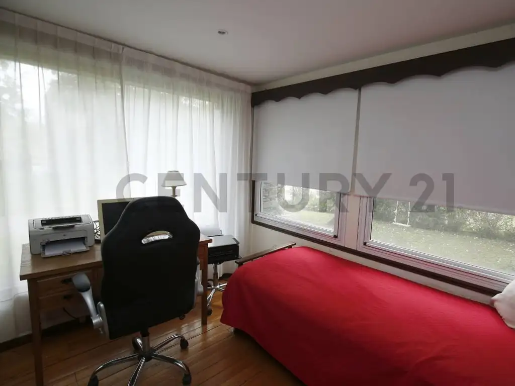 Casa - 330  m² Cubierta | 4 dormitorios | 9 años | 2 baños | 5 ambientes | 2 cocheras