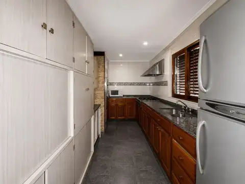 Casa 6 ambientes con 2 baños
