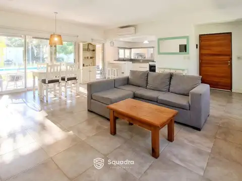 VENTA | PERMUTA - Casa de dos dormitorio, jardín, piscina y cochera - Roldán.