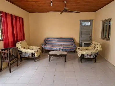 Casa 6 ambientes con 2 baños
