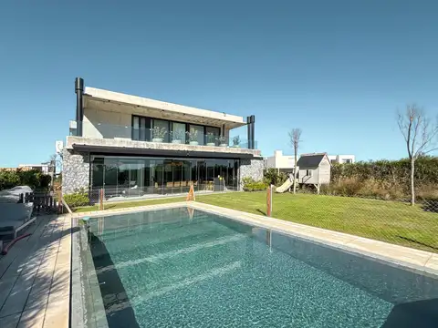 Casa de 4 dormitorios con pileta y quincho en Vida
