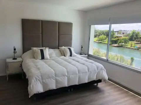 Casa en Alquiler con 2 cocheras