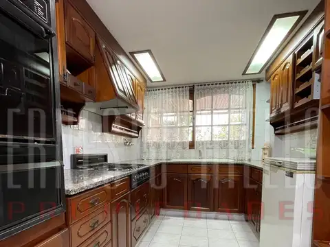 VENTA CHALET 4 AMBIENTES CON QUINCHO Y AMPLIO GARAJE, QUILMES OESTE CENTRO.