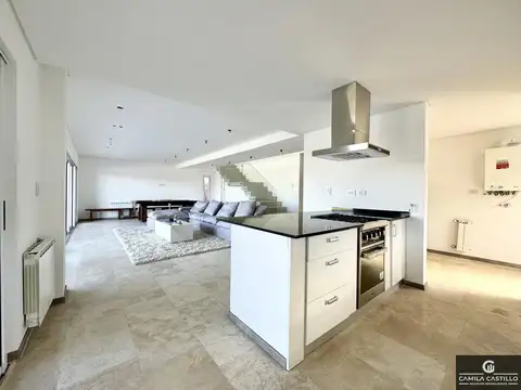 Casa 5 ambientes con 4 baños
